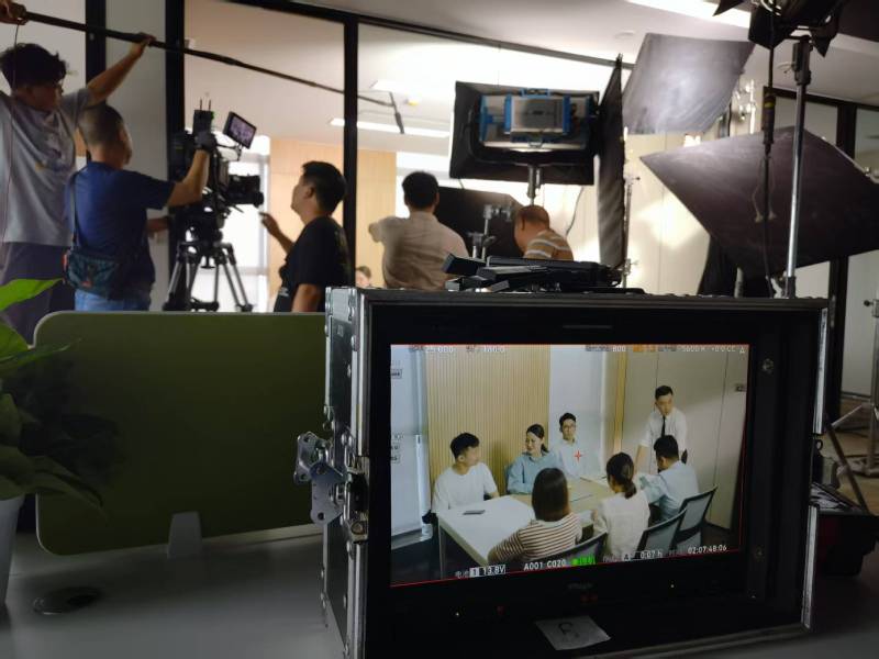 龙湾区TVC拍摄公司：科技产品视觉化大师，诠释未来感与功能美学